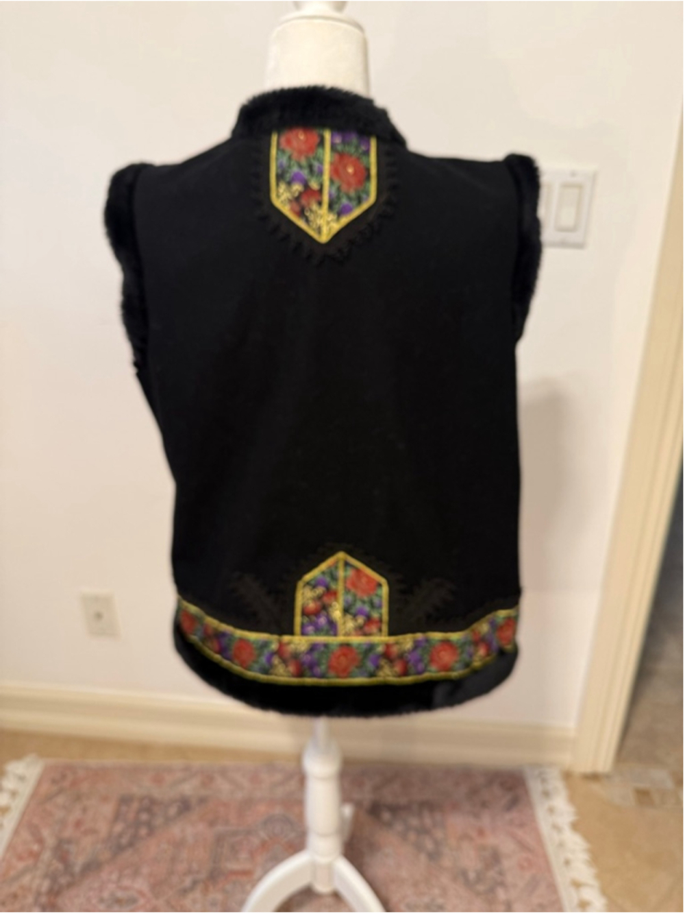 VICTOR COSTA Black Floral Embroidered faux fur Vest L